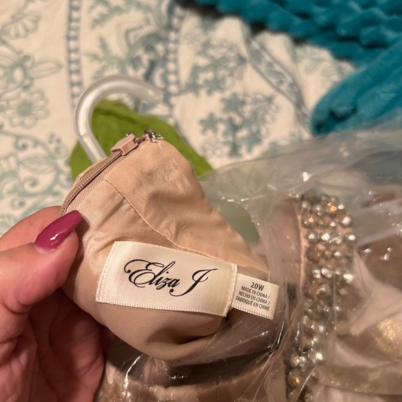 Beautiful cream and gold formal gown - Picture 4 of 4